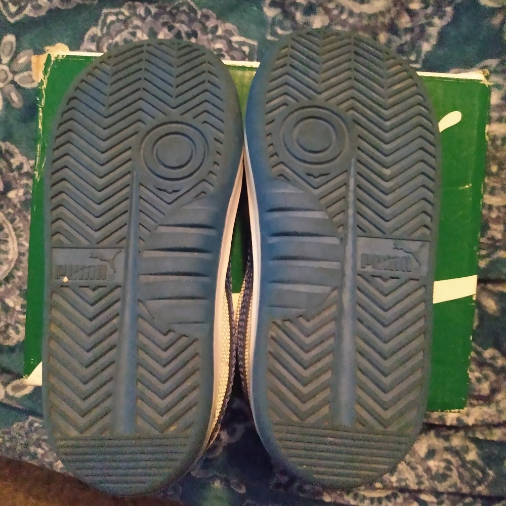 Puma kids 9C, white and blue.